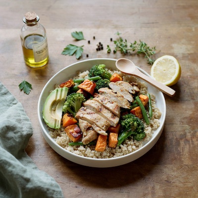 Plato saludable con carbohidratos complejos como boniato y quinoa listo para la cena de un deportista