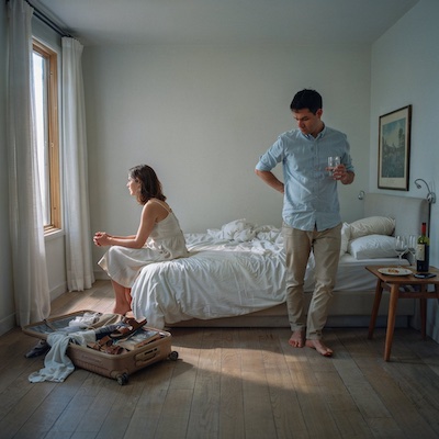 Pareja experimentando distanciamiento y tensión en la habitación durante sus vacaciones