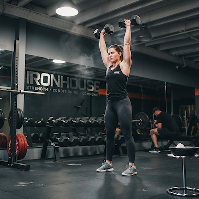 Entrenamiento de fuerza en el gimnasio, mancuernas y pesas